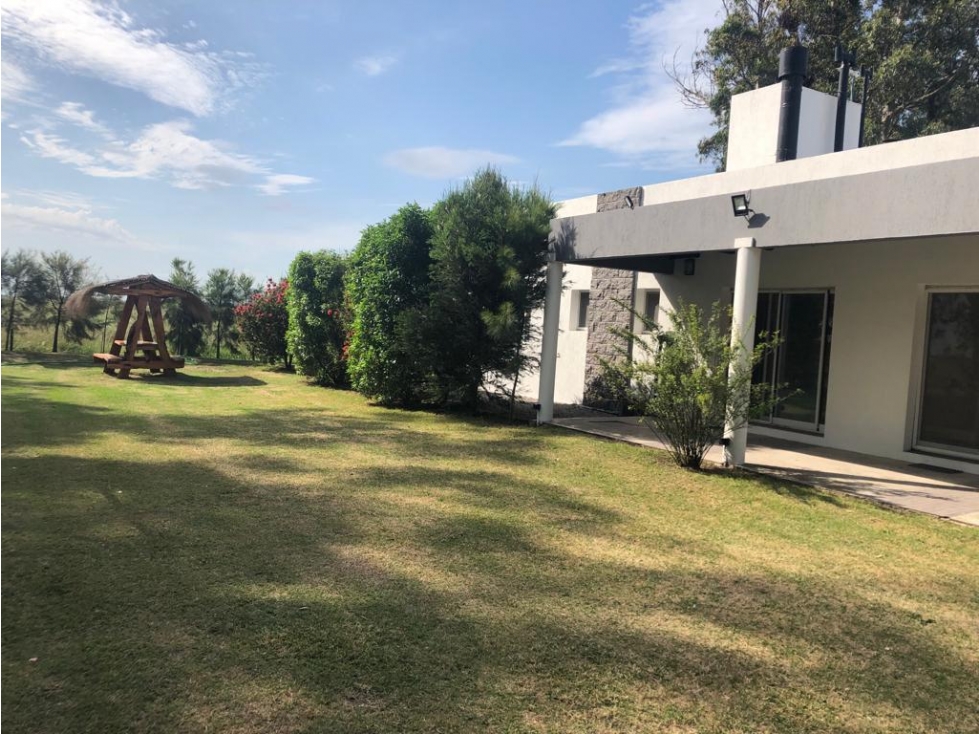 CASA MINIMALISTA EN EL BARRIO PRIVADO COSTA DEL SOL MAR CHIQUITA — foto 2