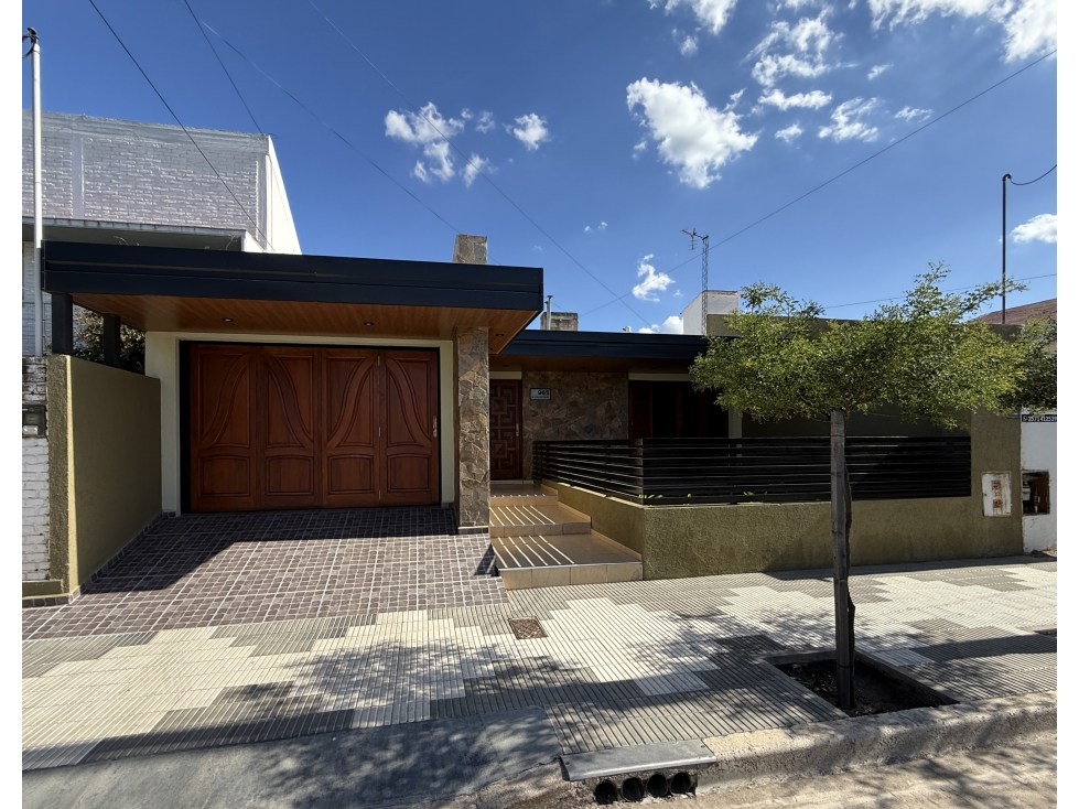 SE VENDE CASA 3 DORM. EN RIO 3, B° LAS VIOLETAS - APTA CREDITO HIP.