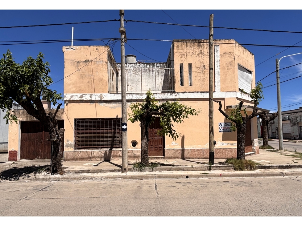 SE VENDE CASA CON LOCAL COMERCIAL EN EL CENTRO DE ALMAFUERTE - 2