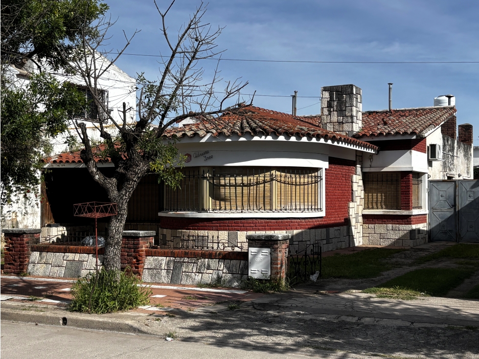 SE VENDE CASA CENTRICA EN ALMAFUERTE - 2 DORM - 2
