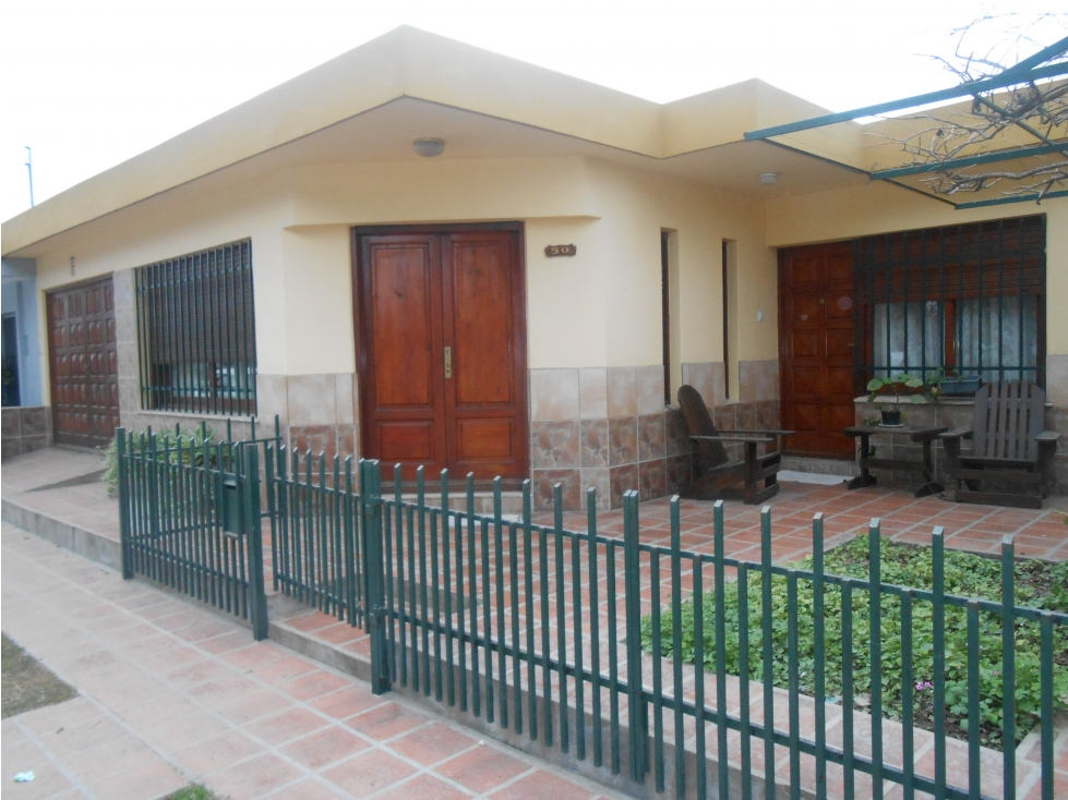 SE VENDE CASA 3 DORM. CENTRICA EN ALMAFUERTE - 1