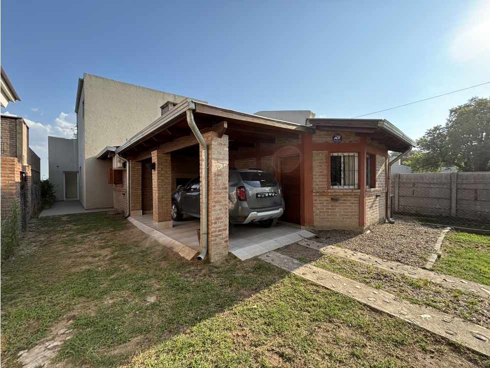 SE VENDE CASA EN PINARES CON PILETA - 1
