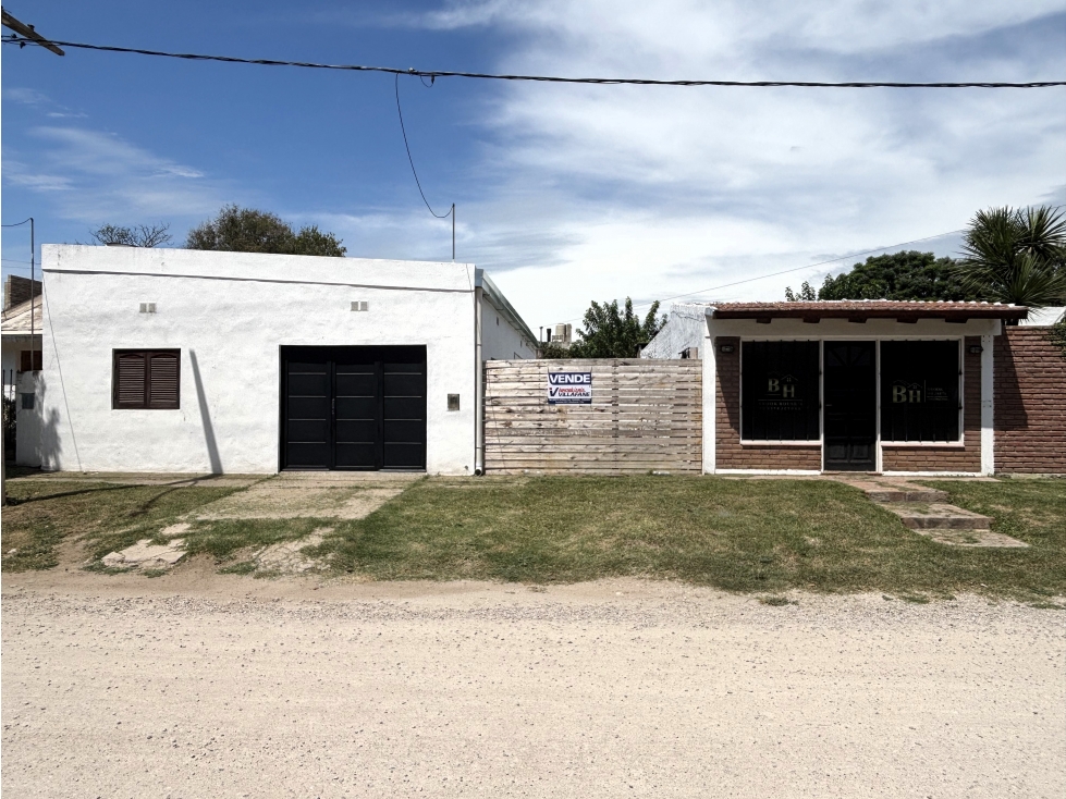 SE VENDE CASA DOS DORMITORIOS + LOCAL COMERCIAL EN ALMAFUERTE - 1