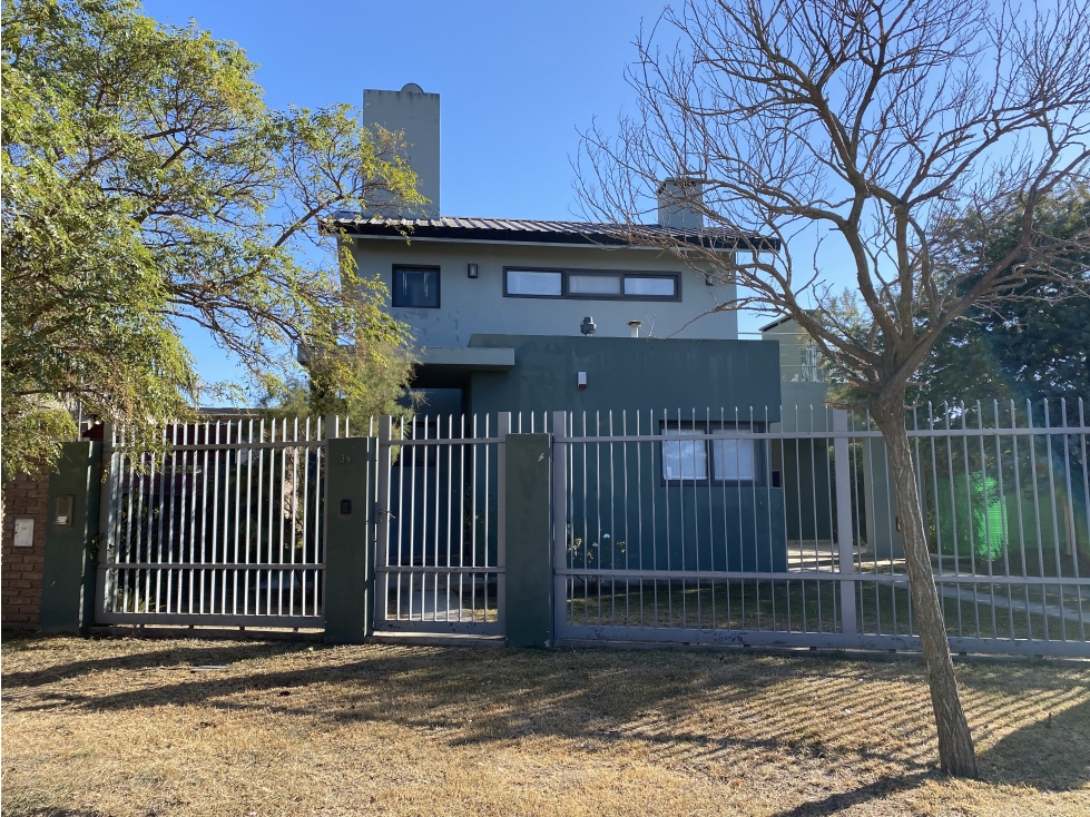 Se vende casa 2 Dormitorios - B° Pinares - 1