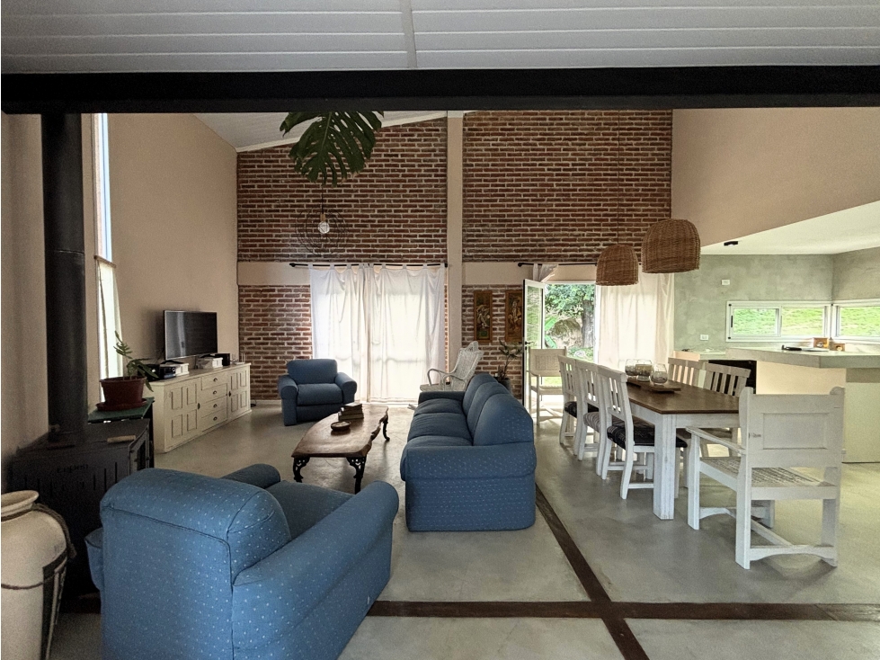SE VENDE CASA CON BAJADA AL RIO - EN LOTEO BALCONES DEL RIO - 2