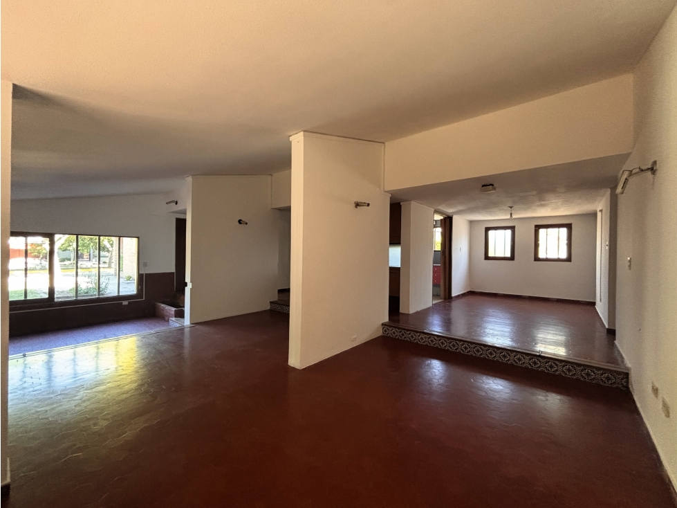 SE VENDE CASA C/PILETA + OFICINAS SOBRE AVDA BS AS - CENTRO ALMAFUERTE - 4