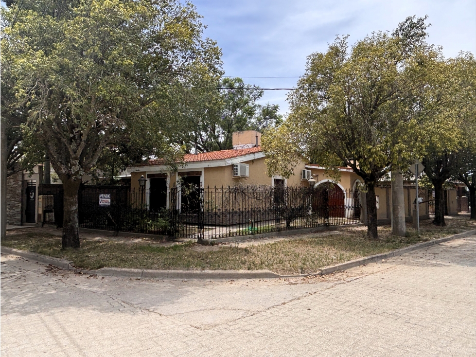 SE VENDE CASA 3 DORM EN B° PIEDRAS MORAS - FRENTE A LA PLAZA - 2