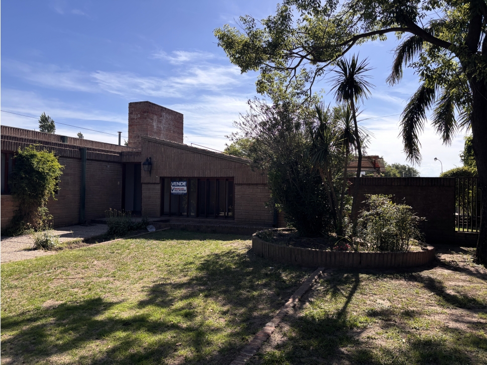 SE VENDE CASA C/PILETA + OFICINAS SOBRE AVDA BS AS - CENTRO ALMAFUERTE - 3