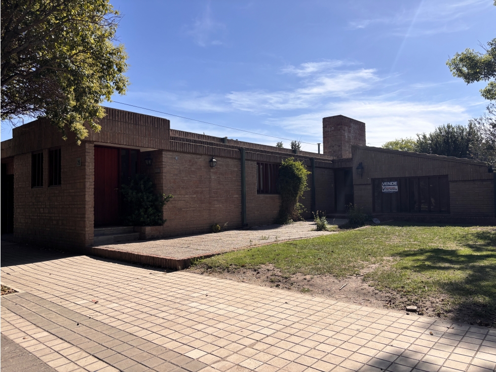 SE VENDE CASA C/PILETA + OFICINAS SOBRE AVDA BS AS - CENTRO ALMAFUERTE - 1