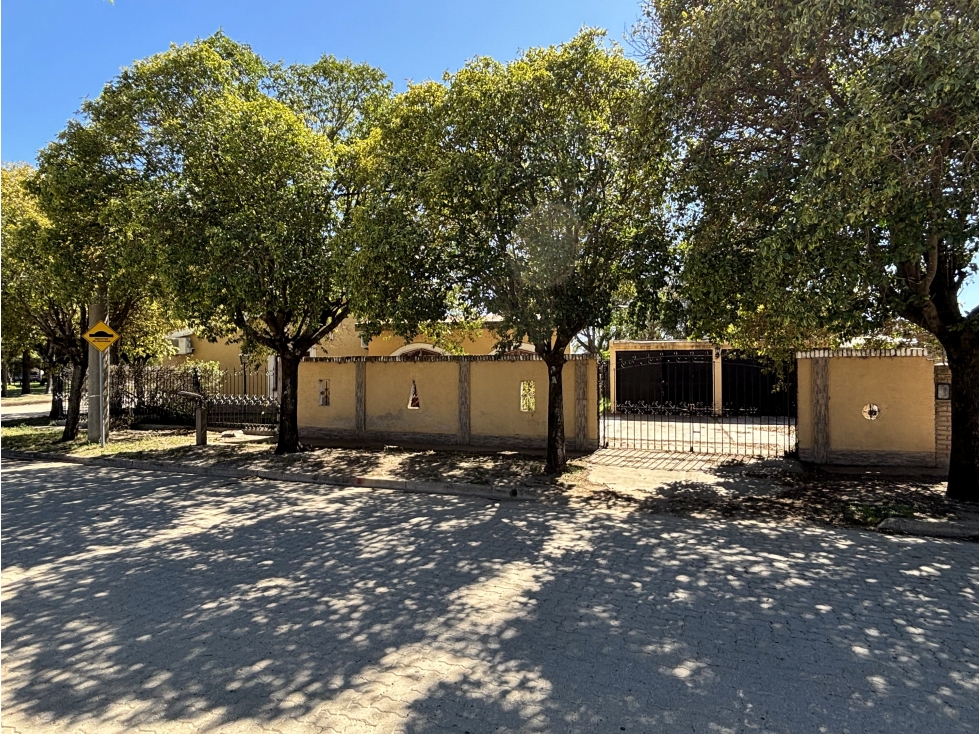 SE VENDE CASA 3 DORM EN B° PIEDRAS MORAS - FRENTE A LA PLAZA - 3