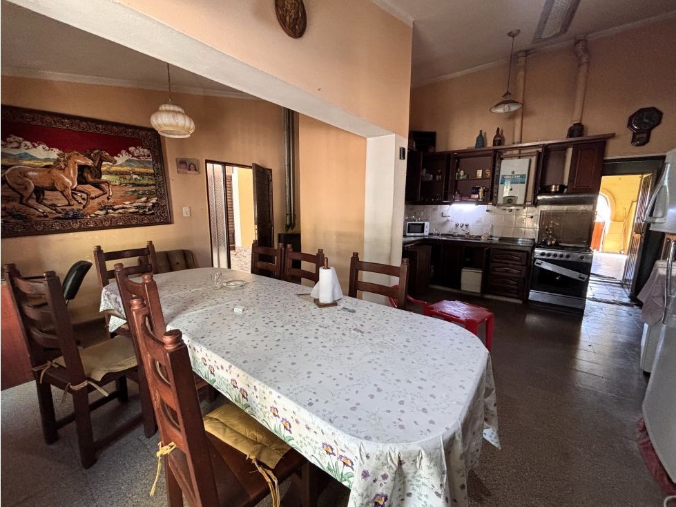 SE VENDE CASA 3 DORM EN B° PIEDRAS MORAS - FRENTE A LA PLAZA - 5