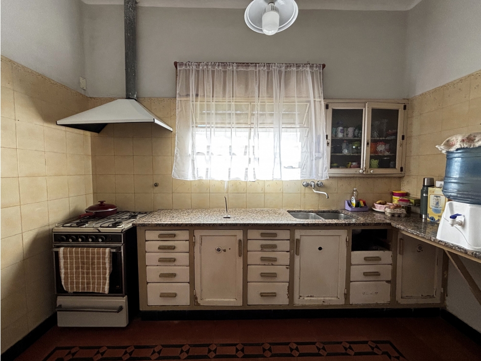 SE VENDE CASA CENTRICA EN ALMAFUERTE - 2 DORM - 6