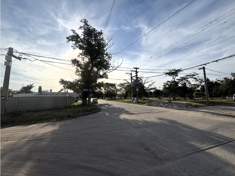 SE VENDE TERRENO EN ESQUINA EN B° PARQUE - 6