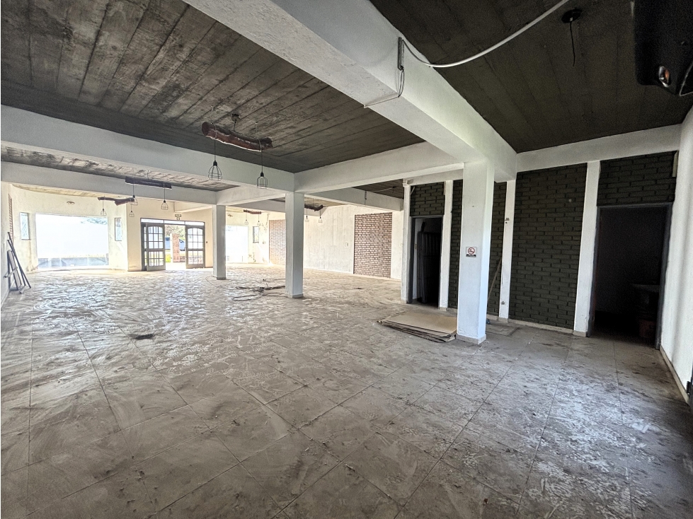 SE ALQUILA LOCAL COMERCIAL DE 200 mts2 CON DEPARTAMENTO - 6