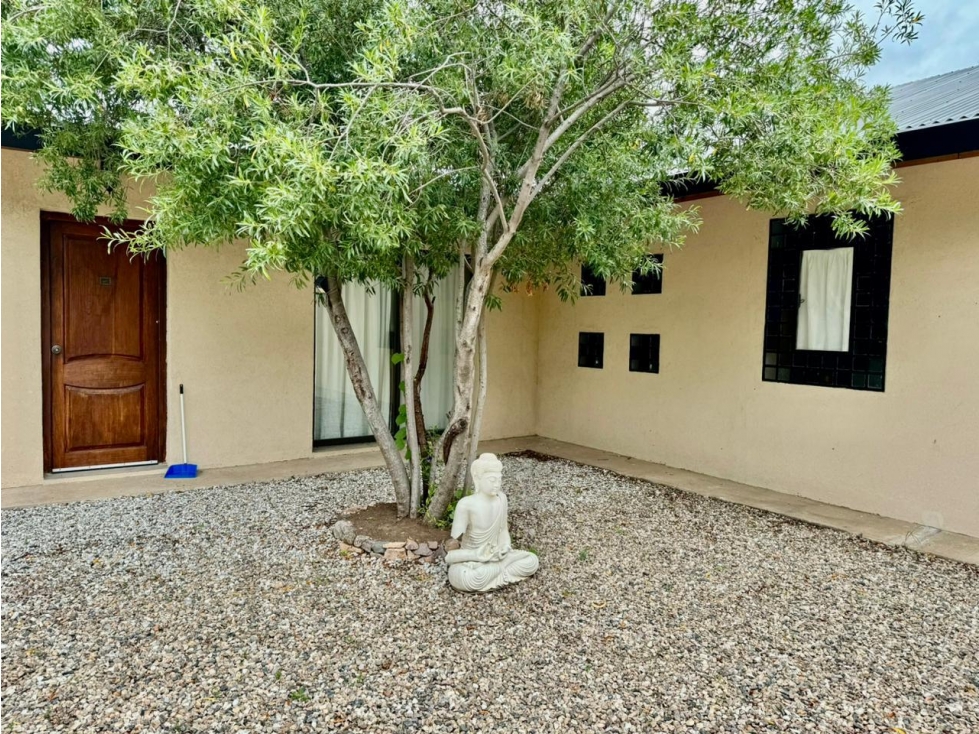 VENTA DE HERMOSA CASA CON PISCINA EN B° LA TOMA - CAPILLA DEL MONTE — foto 2