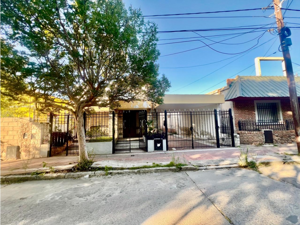 VENTA DE CASA Y DPTO CÉNTRICO EN CAPILLA DEL MONTE-CBA - 1
