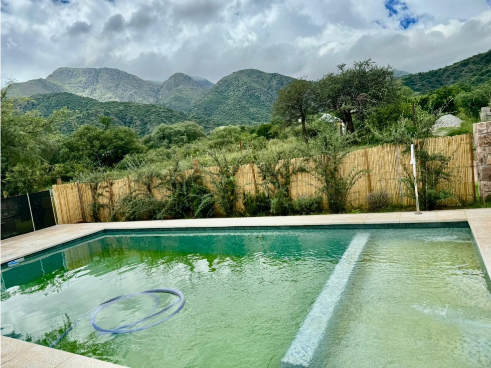 VENTA DE HERMOSA CASA CON PISCINA EN B° LA TOMA - CAPILLA DEL MONTE — foto 3