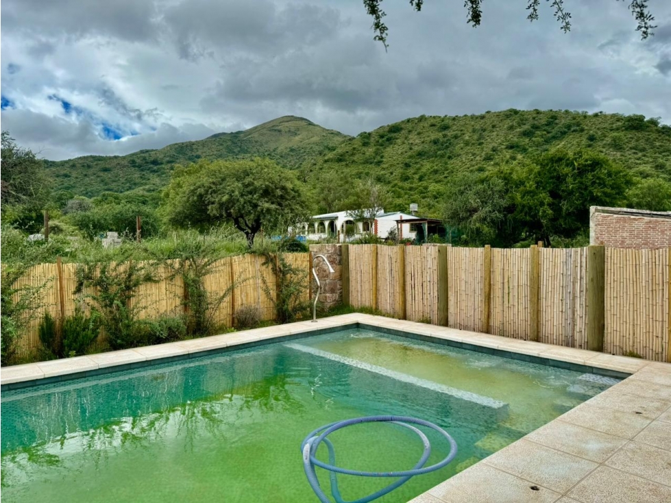 VENTA DE HERMOSA CASA CON PISCINA EN B° LA TOMA - CAPILLA DEL MONTE — foto 4