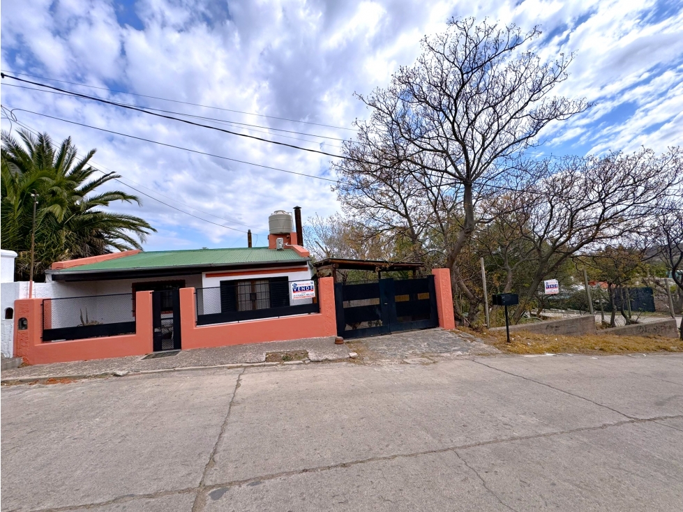 VENTA DE DOS CASAS Y LOTE EN EL CENTRO DE CAPILLA DEL MONTE