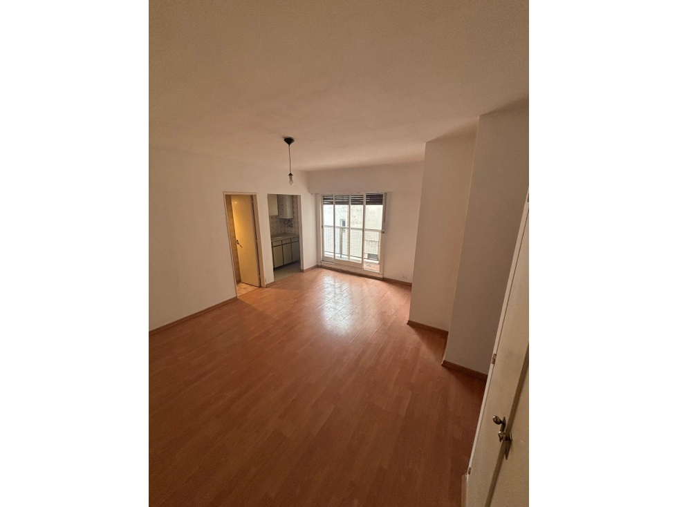 Un ambiente con balcón en piso alto Excelente ubicación — foto 2