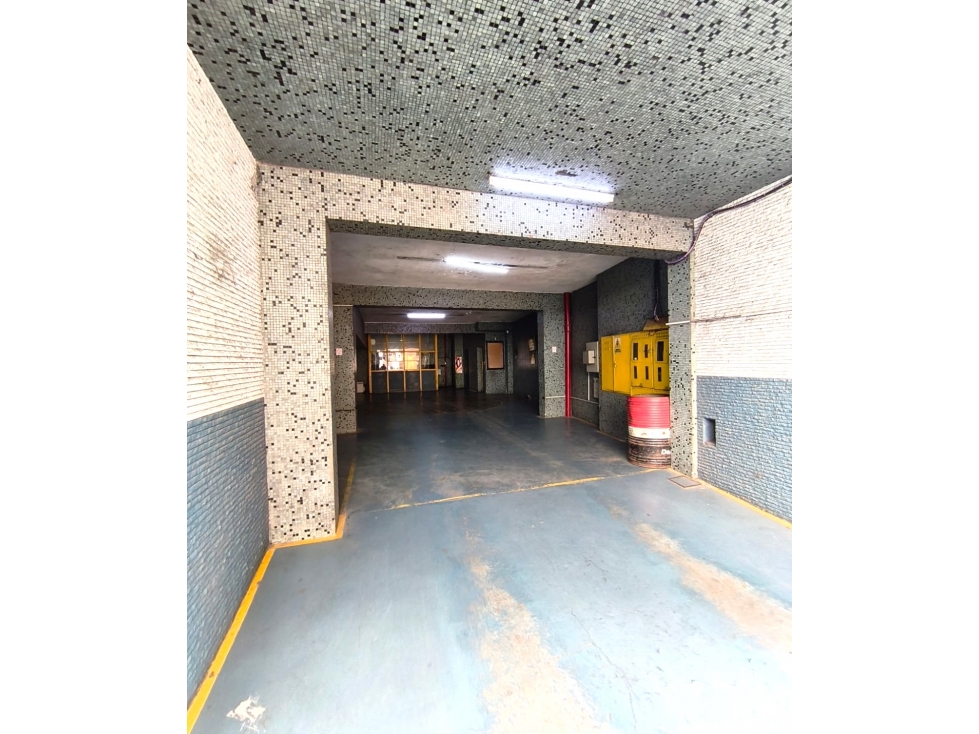 Oportunidad cochera en Retiro con seguridad y acceso automatizado - 1
