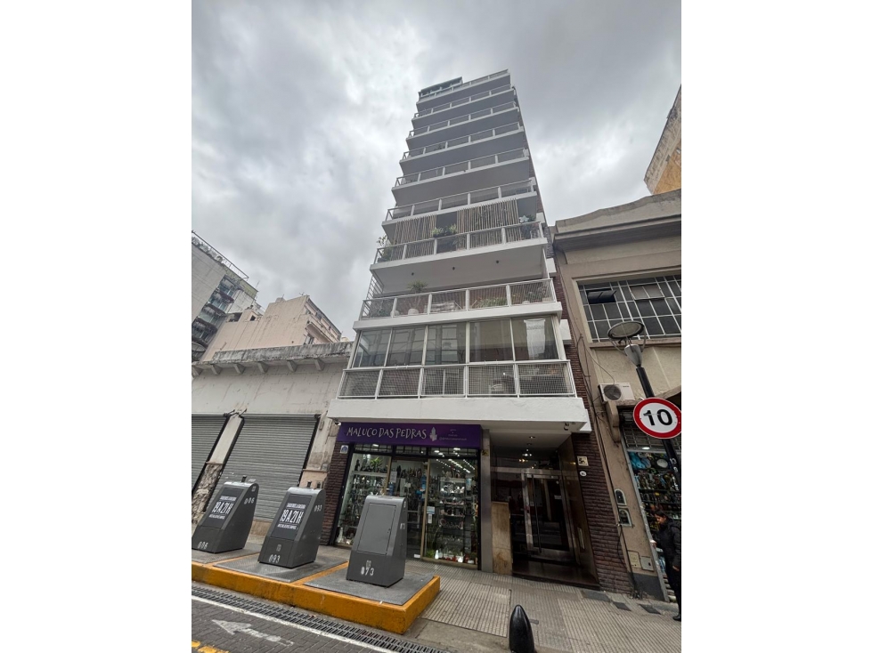 Monoambiente con balcón en piso alto Excelente ubicación - 1