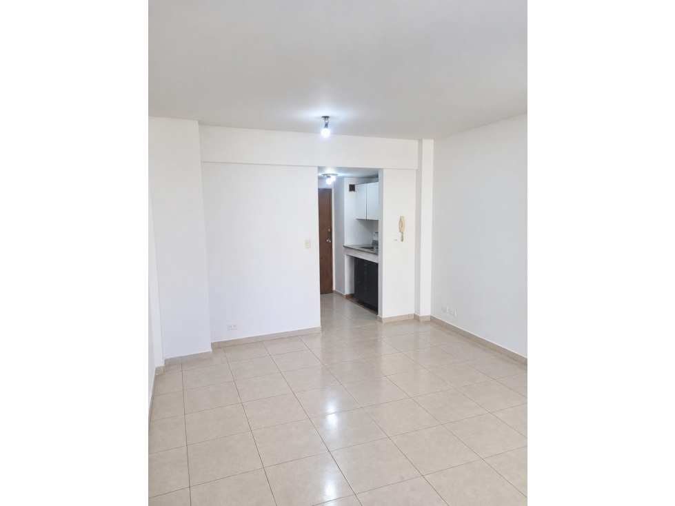 Monoambiente al frente con balcon, luminoso, excelente ubicación — foto 3