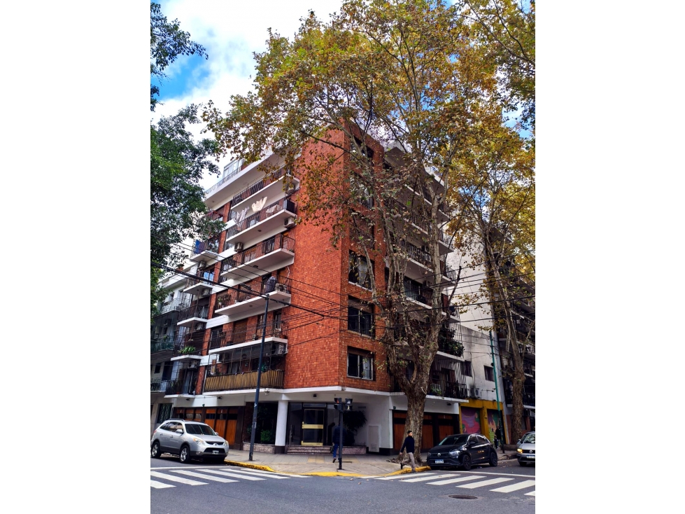 Departamento con cochera y balcón en Palermo - 3