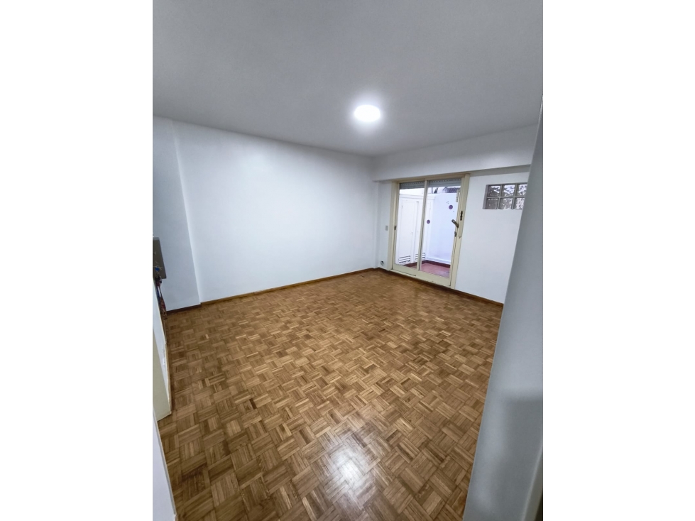 Departamento 2 ambientes con patio y bauleras en Suipacha 987 - 1