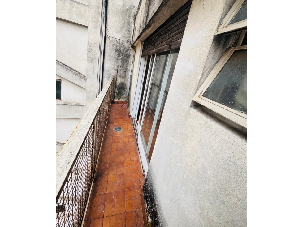 Un ambiente con balcón en piso alto Excelente ubicación — foto 6