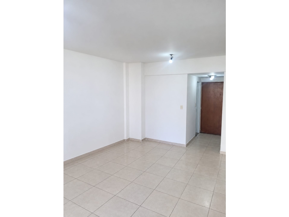 Monoambiente al frente con balcon, luminoso, excelente ubicación — foto 4