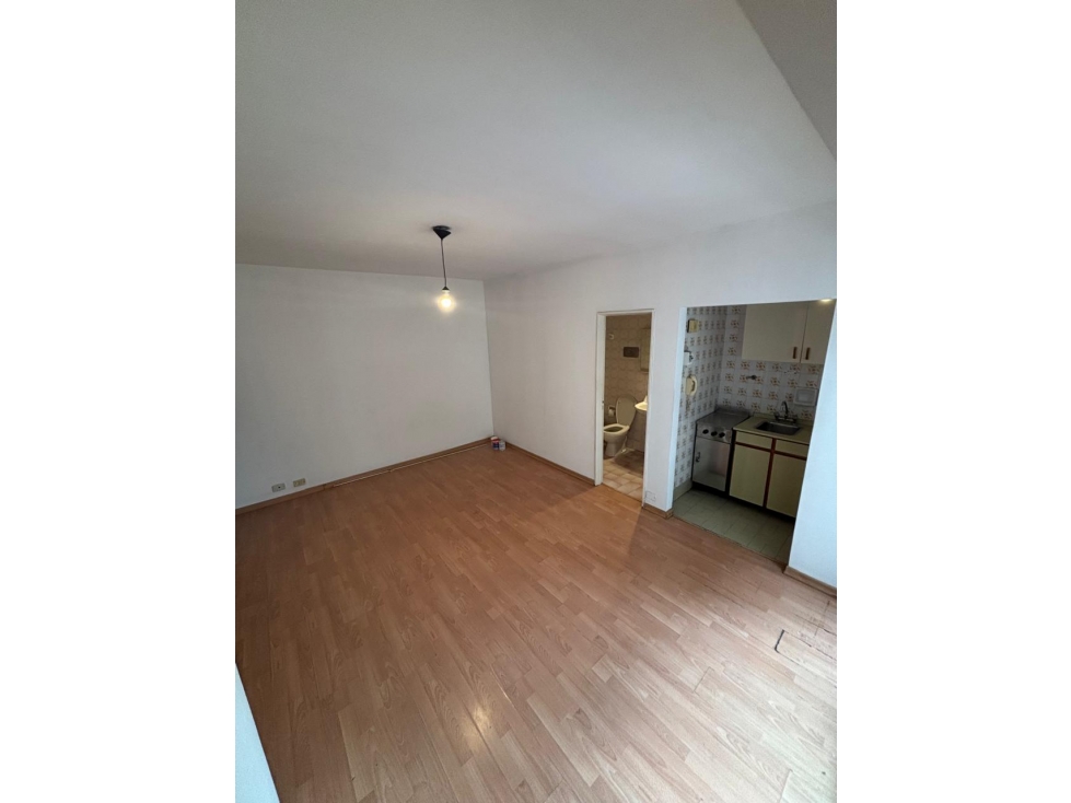 Un ambiente con balcón en piso alto Excelente ubicación — foto 3