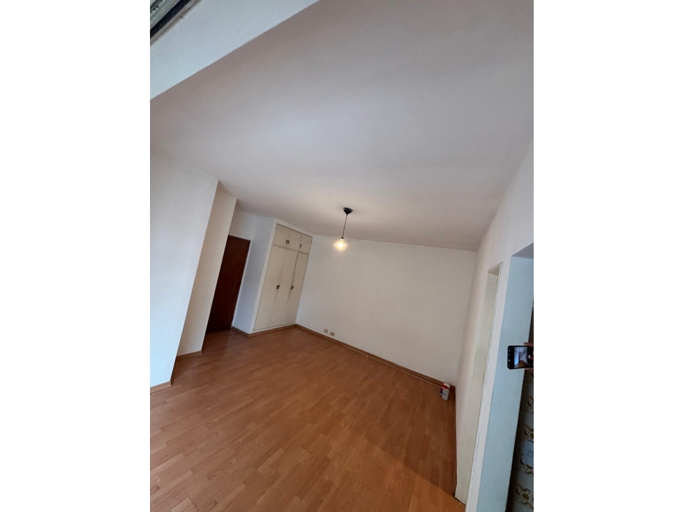Un ambiente con balcón en piso alto Excelente ubicación — foto 4