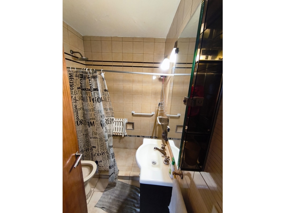 Cuatro ambientes luminoso, amoblado y cochera — foto 4