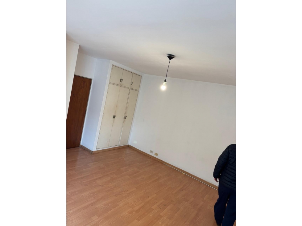 Un ambiente con balcón en piso alto Excelente ubicación — foto 5