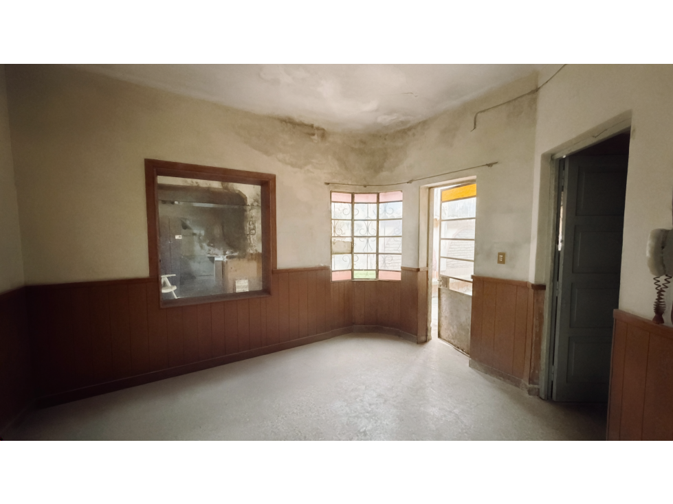 Venta Casa a Refaccionar Terreno de 459 m2 en Zona Centro - 2