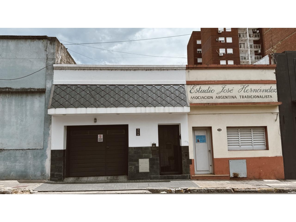 VENDO CASA EN PLENO CENTRO DE PARANÁ A 1 CUADRA DEL SHOPPING LA PAZ 