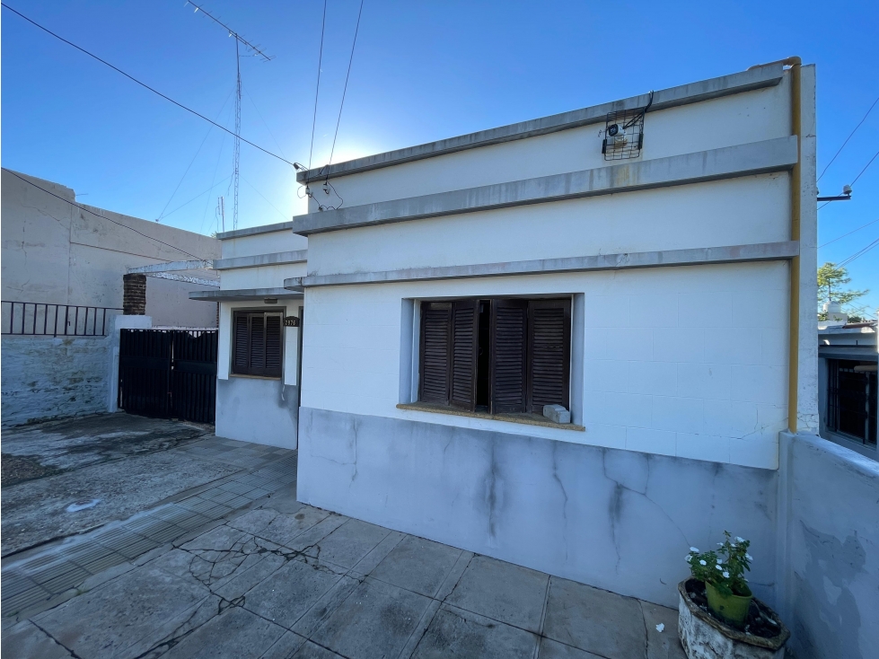 CASA CON GRAN TERRENO EN ZONA THOMPSON A RECICLAR - 1
