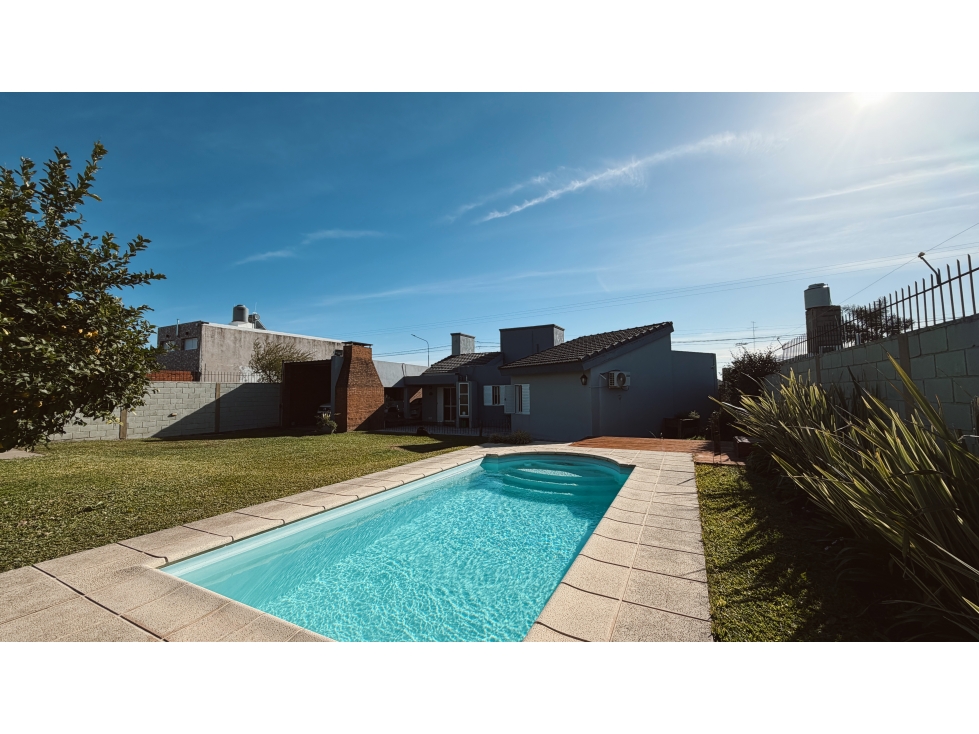 VENTA IMPRESIONANTE CASA CON AMPLIO PARQUE Y PILETA APTA CRÉDITO - 1
