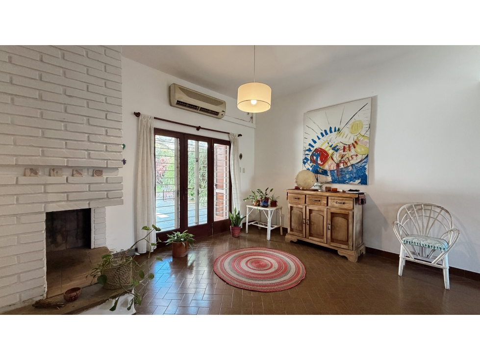 VENTA CASA DE 3 DORMITORIOS CON PATIO Y GARAJE