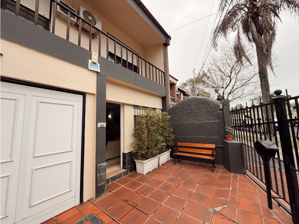Venta Casa Zona Thompson 3 Dormitorios Patio Con Verde Quincho Piscina - 2