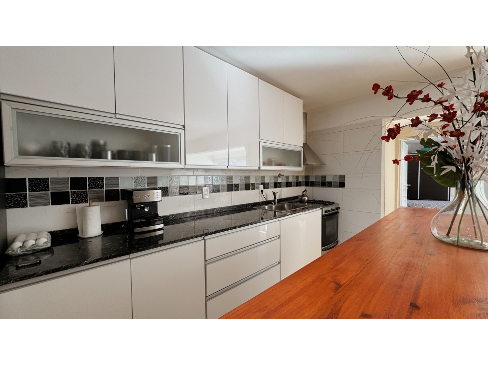 Venta moderna casa de 3 dormitorios con cochera y pileta - 1