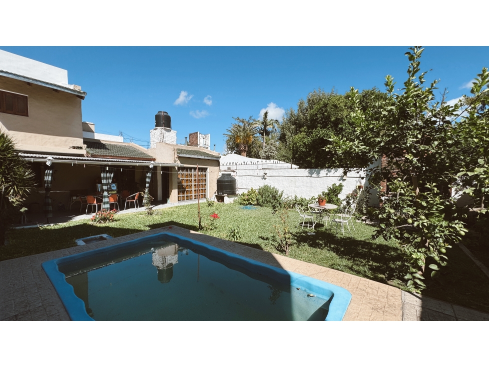 Venta casa 4 dormitorios con cochera y pileta Apta Credito