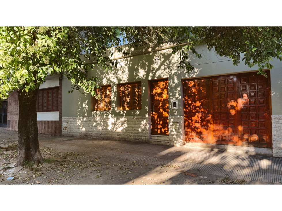 EN VENTA CASA DE 3 DORMITORIOS CON PATIO ZONA PLAZA SAENZ PEÑA
