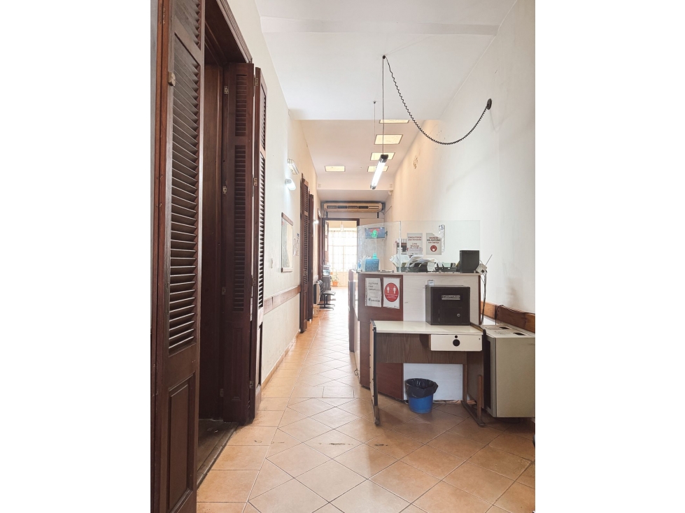 Venta Gran propiedad con 6 oficinas y patio calle España — foto 4