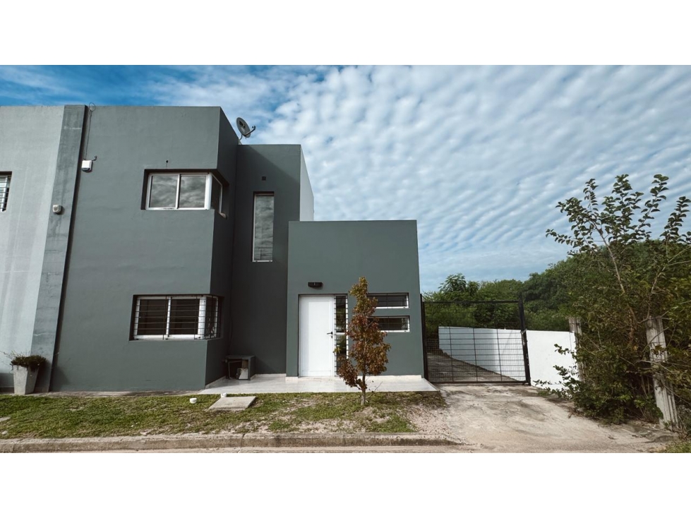 Venta Casa 2 Dormitorios Complejo Cerrado Zona La Toma