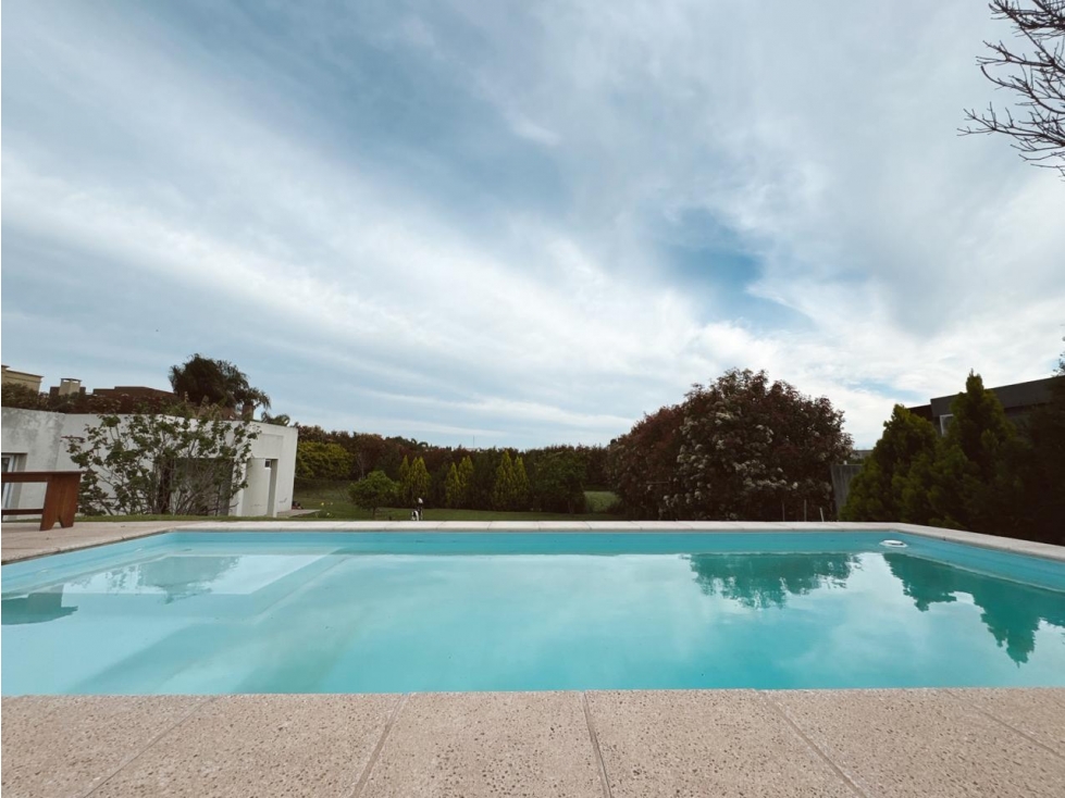 Venta casa 3 dormitorios cochera doblle y pileta Santa Candida