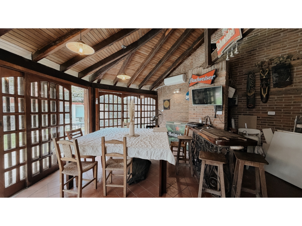Venta Casa Zona Parque 4 Dormitorios Patio con Verde y Cochera - 5