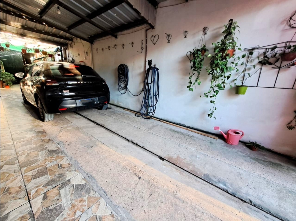 Venta casa 3 dormitorios 3 cocheras zona Fuerza Aerea — foto 3