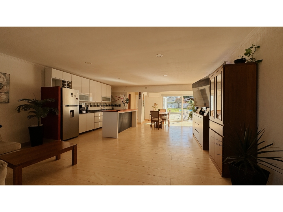 Venta moderna casa de 3 dormitorios con cochera y pileta - 2